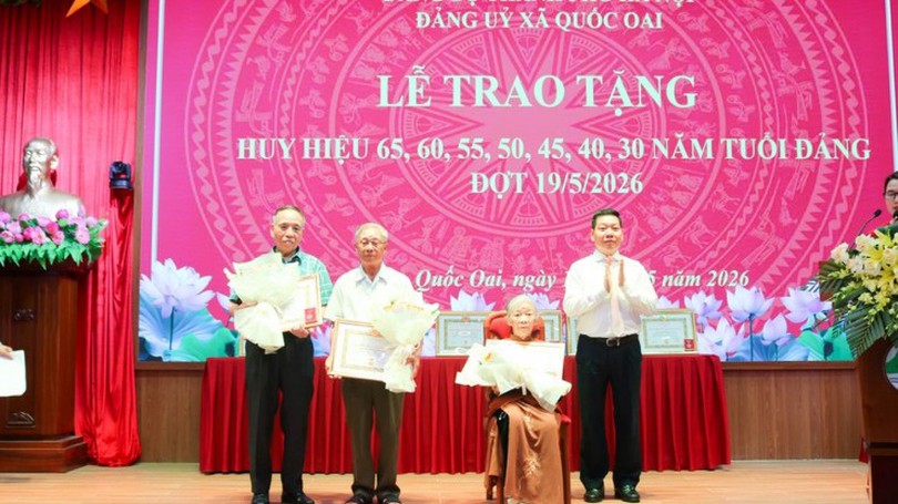 Xã Quốc Oai trao Huy hiệu Đảng cho 37 đảng viên