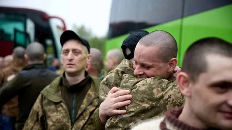Nga, Ukraine trao đổi hàng trăm tù binh