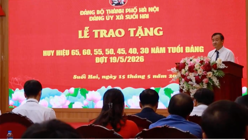 Đảng bộ xã Suối Hai trao Huy hiệu Đảng dịp 19/5/2026