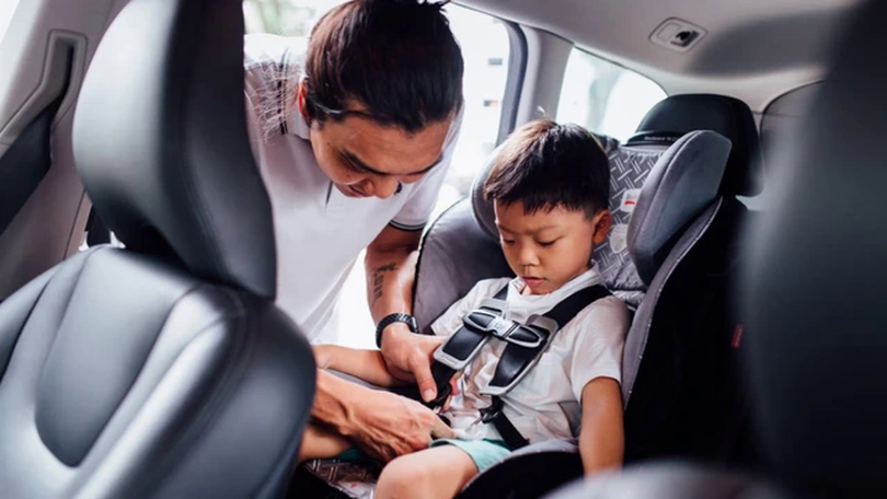 Đi ô tô ôm con ngồi ghế phụ cũng có thể bị phạt