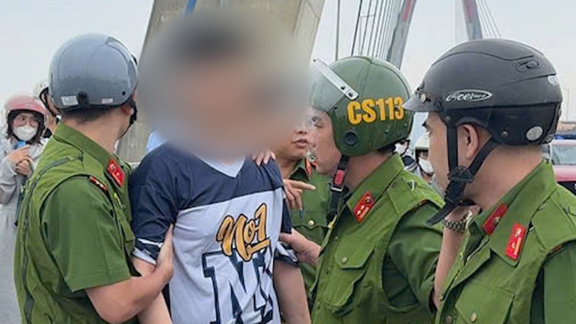 Kịp thời cứu nam thanh niên có ý định tự tử trên cầu