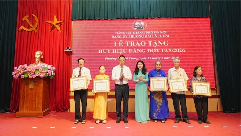 Đảng uỷ phường Hai Bà Trưng trao Huy hiệu Đảng đợt 19/5