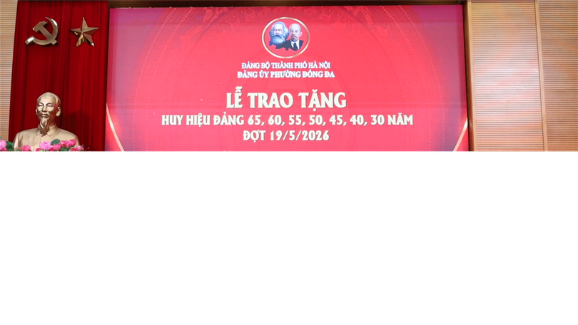 Phường Đống Đa trao Huy hiệu Đảng đợt 19/5 cho 159 đảng viên