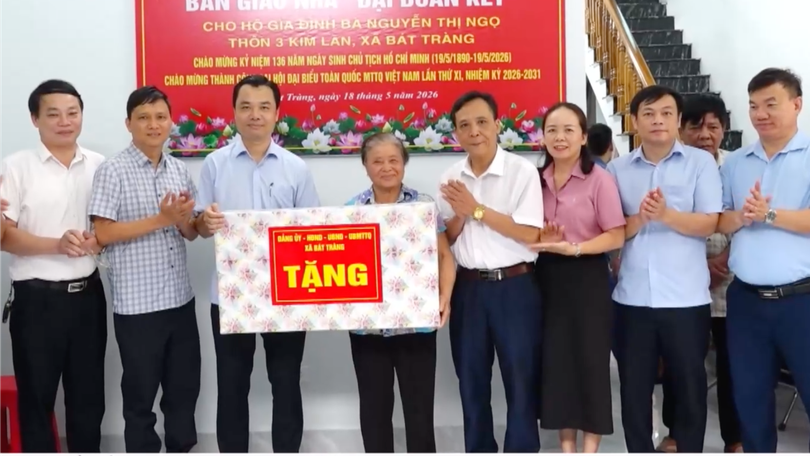 Xã Bát Tràng trao mái ấm kiên cố cho gia đình khó khăn