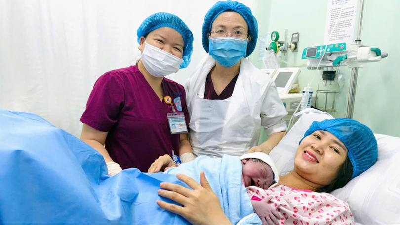 Từ năm 2027, hỗ trợ phụ nữ sinh đủ 2 con trước 35 tuổi