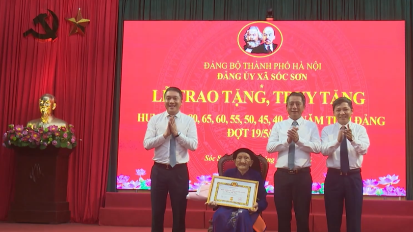 120 đảng viên Đảng bộ xã Sóc Sơn nhận Huy hiệu Đảng
