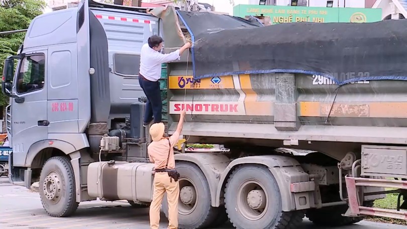 Xử lý nghiêm xe quá tải tại cửa ngõ phía Tây Hà Nội
