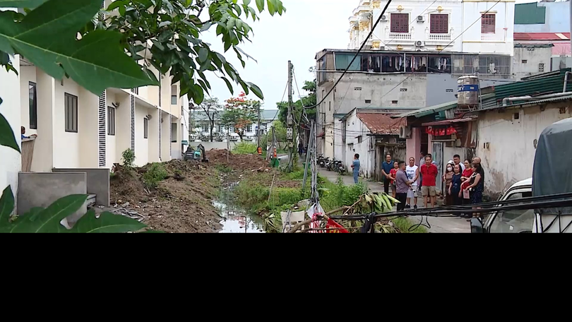 Người dân Đông Ngạc sống chung nước thải chờ dự án