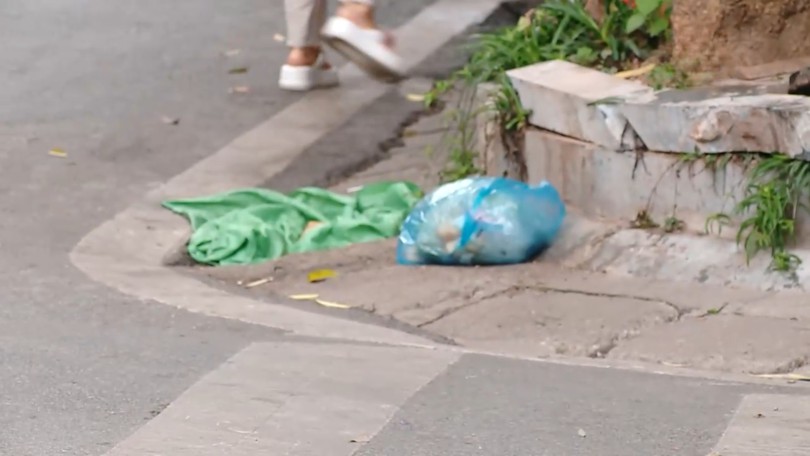 Tái diễn tình trạng vứt rác bừa bãi sau giờ thu gom