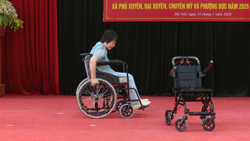 Trao tặng 50 xe lăn cho người khuyết tật