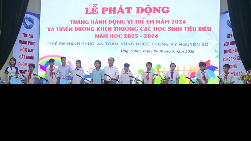 Xã Ứng Thiên khen thưởng, tặng quà học sinh tiêu biểu