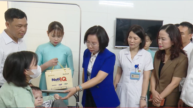 Hà Nội tặng quà cho bệnh nhân nhi