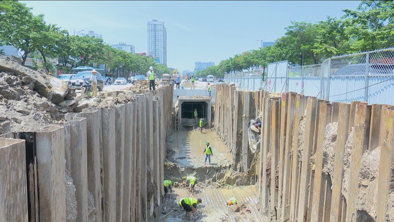 Kênh Thụy Phương chạy đua tiến độ dưới nắng nóng