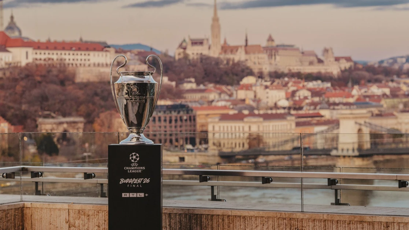 Chiếc cúp Champions League khuấy động không khí tại Budapest