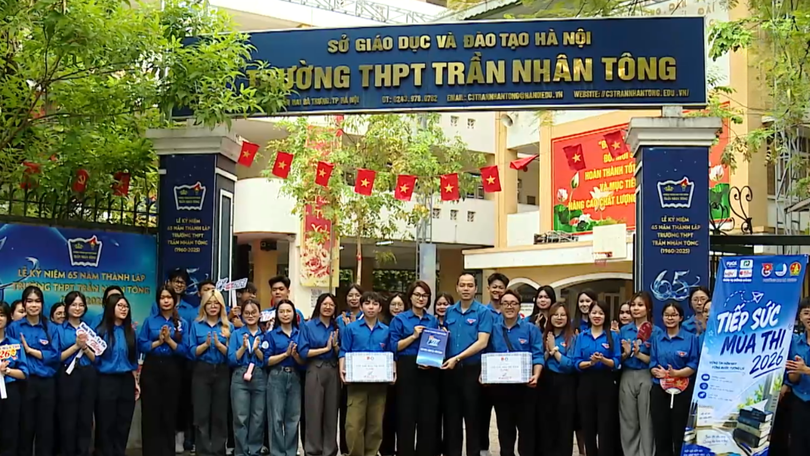 Áo xanh tiếp sức sĩ tử Thủ đô