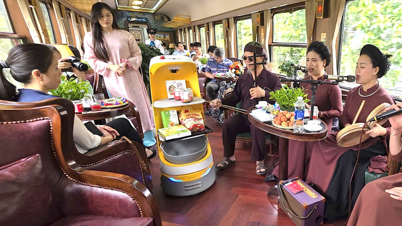 Đường sắt ra mắt toa xe chỉ huy số, robot AI phục vụ tại chỗ