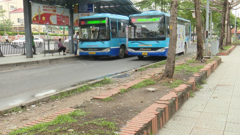Bao giờ chỉnh trang trạm trung chuyển xe buýt Long Biên?