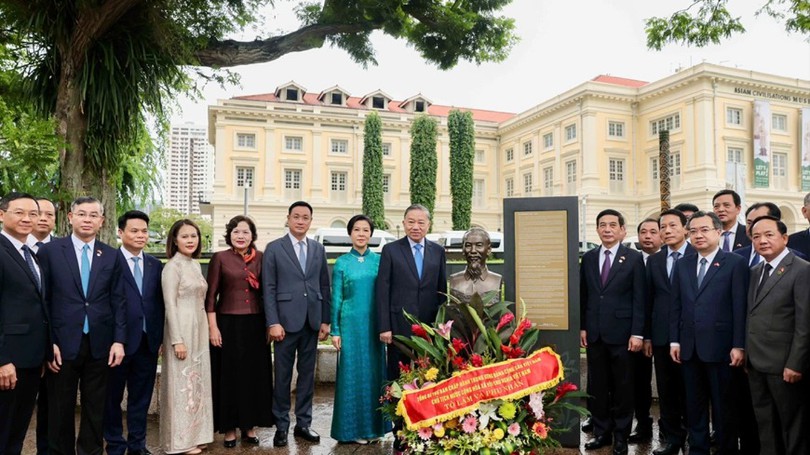 Tổng Bí thư, Chủ tịch nước Tô Lâm dâng hoa tưởng niệm Chủ tịch Hồ Chí Minh tại Singapore