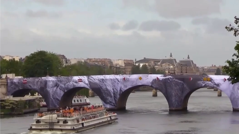 Nghệ sĩ Pháp biến cầu cổ nhất Paris thành hang động nghệ thuật