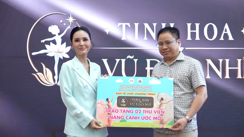 Trao tặng 'Thư viện Nâng cánh ước mơ' cho trẻ em