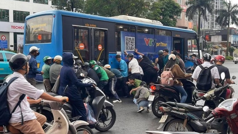 Va chạm giao thông khiến một người bị cuốn vào gầm xe buýt