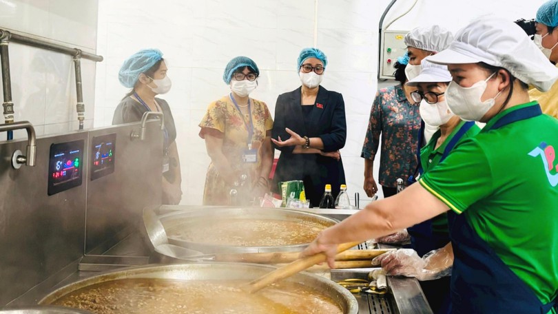 Giám sát công tác tổ chức bữa ăn bán trú tại phường Vĩnh Tuy