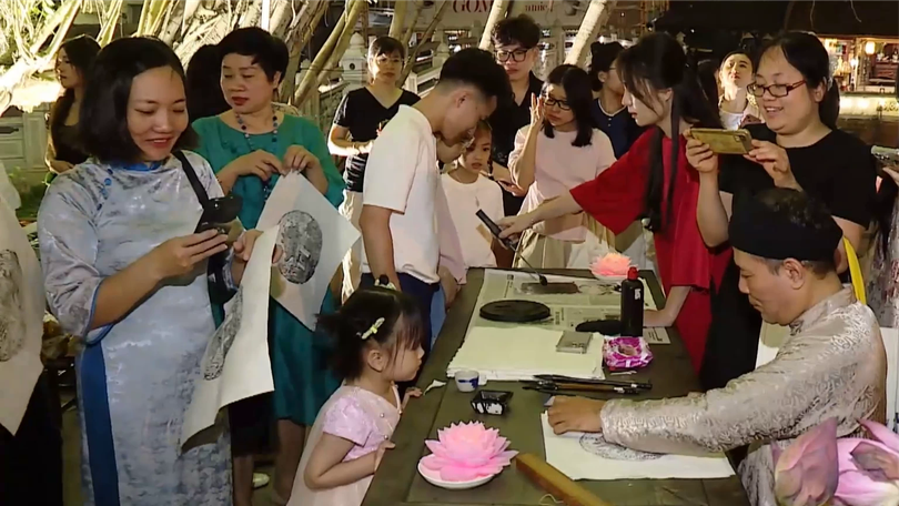 Hồ Văn lung linh trong đêm hội hoa đăng