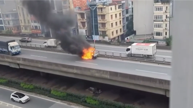 Ô tô cháy dữ dội, Vành đai 3 trên cao ùn tắc nghiêm trọng