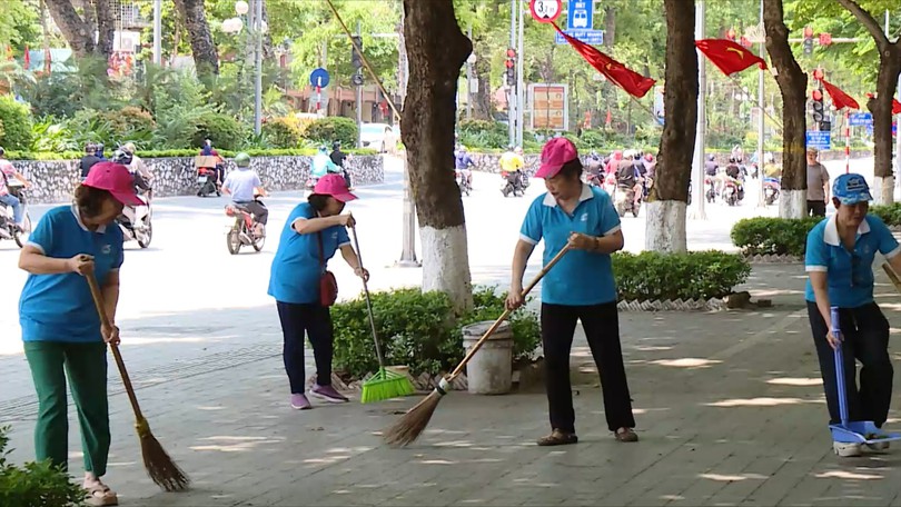 Phụ nữ phường Giảng Võ duy trì cảnh quan đường phố