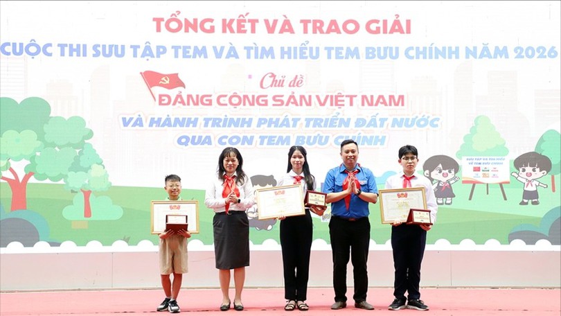 Thiếu nhi sưu tập tem về hành trình phát triển đất nước