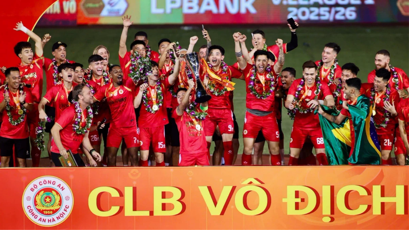 CAHN nâng cúp trong ngày cân bằng lịch sử V-League
