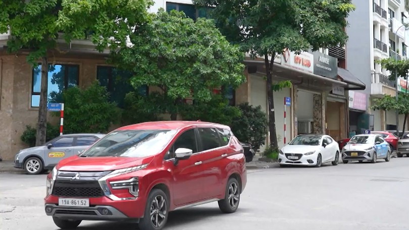 Xe đỗ tràn lan, phố mất mỹ quan