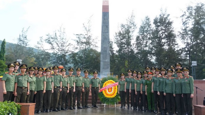 Tuổi trẻ Bộ Công an đưa 'phòng học số' đến Côn Đảo