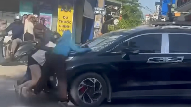 Xác minh vụ việc ba người phụ nữ bám nắp ca pô xe