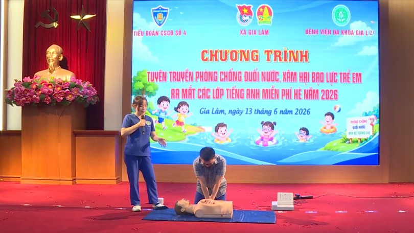 Cảnh sát cơ động trang bị kỹ năng an toàn cho trẻ em