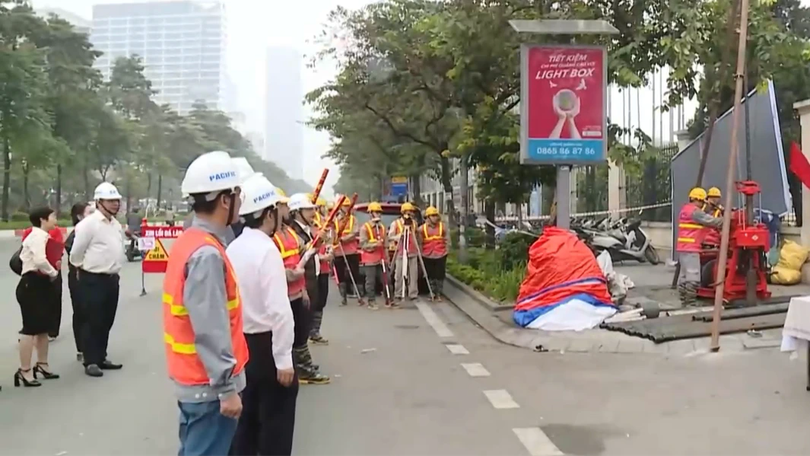 Điều chỉnh rào chắn đường Văn Cao phục vụ thi công metro số 5