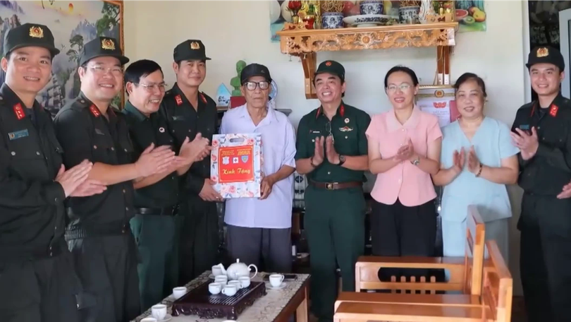 Khám bệnh, cấp thuốc miễn phí cho người dân đặc khu Cô Tô