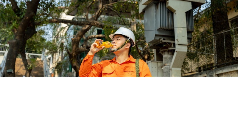 Muôn kiểu chống nóng của người dân Hà Nội