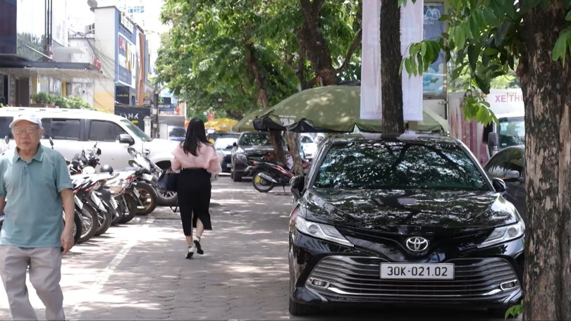 Lấn chiếm vỉa hè trên đường Hoàng Quốc Việt