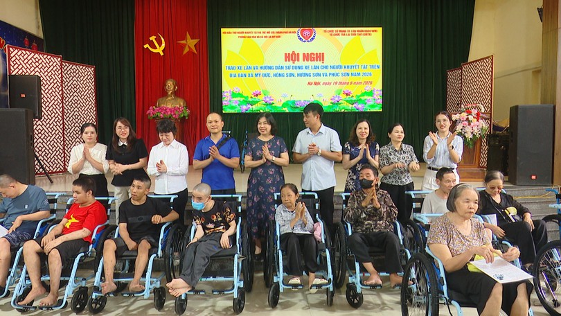 Hà Nội trao tặng 50 xe lăn cho người khuyết tật