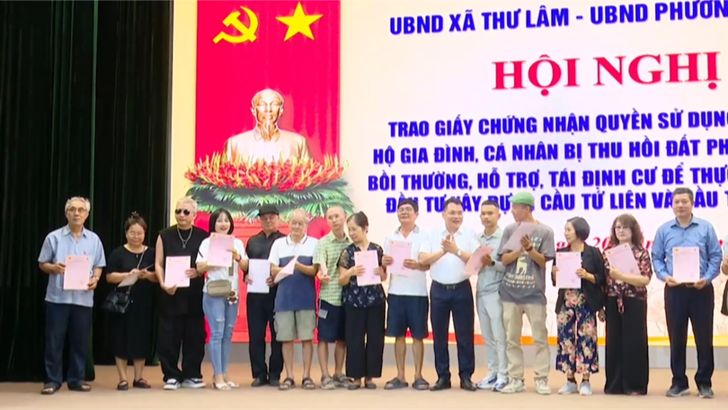 Bàn giao sổ đỏ cho người dân phường Hồng Hà tái định cư tại xã Thư Lâm