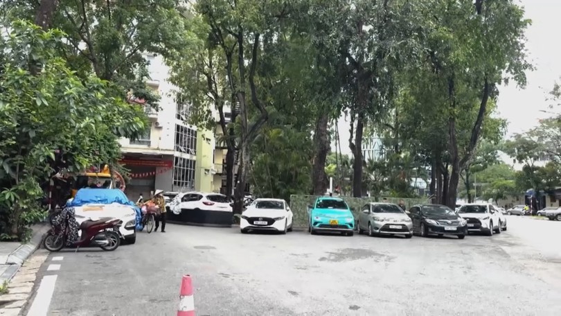 Ô tô dừng, đỗ lộn xộn ở khu vực phố Tăng Bạt Hổ
