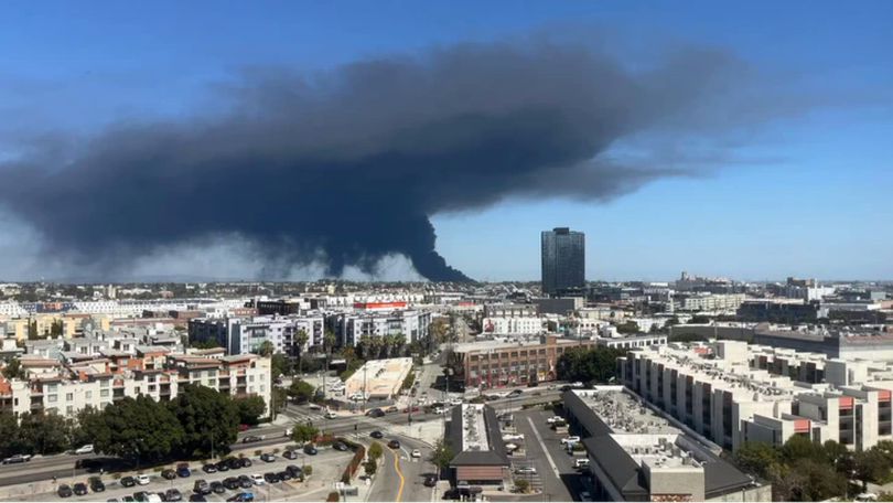 Los Angeles ban bố tình trạng khẩn cấp do cháy nhà kho đông lạnh