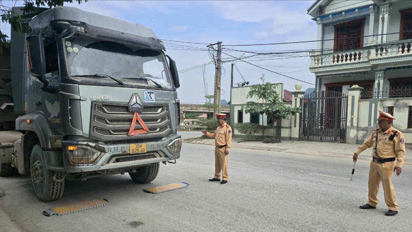 Xử lý xe quá tải trên các tuyến trọng điểm