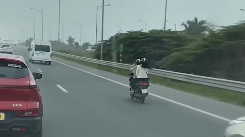 Vẫn còn nhiều xe máy đi vào đường cao tốc Bắc Nam