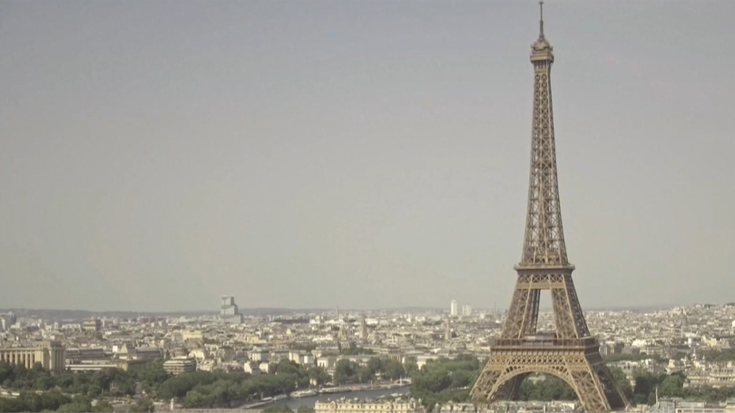 Pháp rút ngắn thời gian tham quan tháp Eiffel do nắng nóng