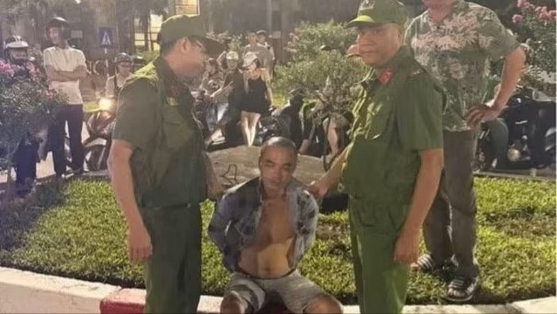 Khống chế đối tượng cầm dao đe dọa người đi đường