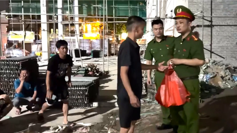 Xuyên đêm kiểm tra ngẫu nhiên đối tượng nghi vấn sử dụng ma túy