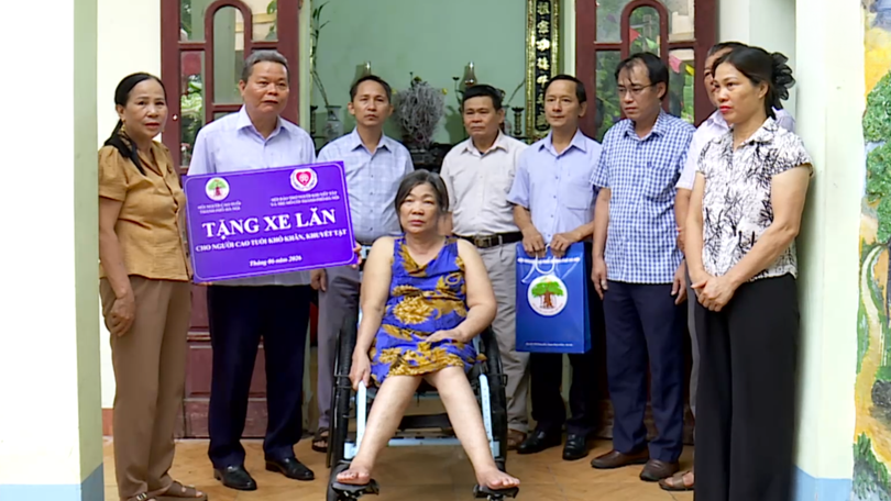 Trao tặng xe lăn, mang niềm vui đến người cao tuổi khuyết tật