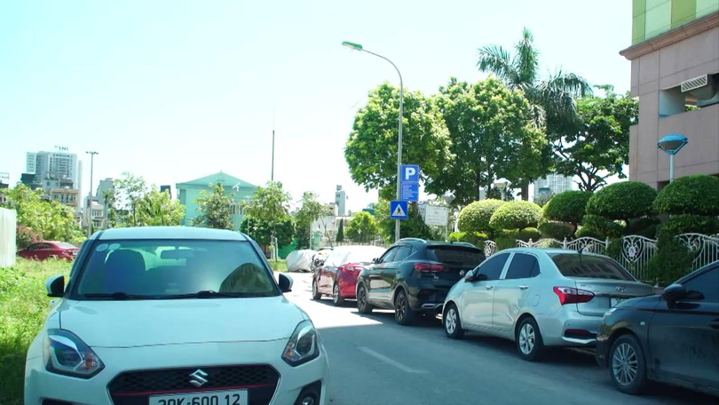 Phố Nguyễn Văn Lộc mất mỹ quan vì xe đỗ bừa bãi